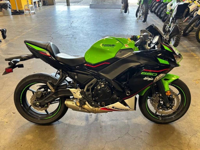 2022 Kawasaki Ninja® 650 KRT Edition photo 3