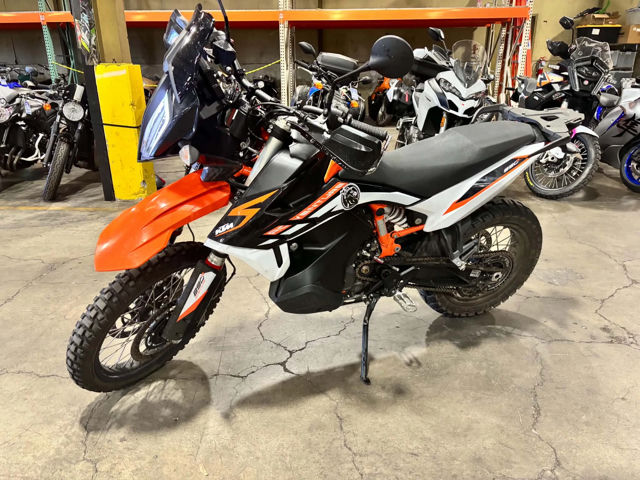 2022 KTM 890 ADVENTURE R photo 3