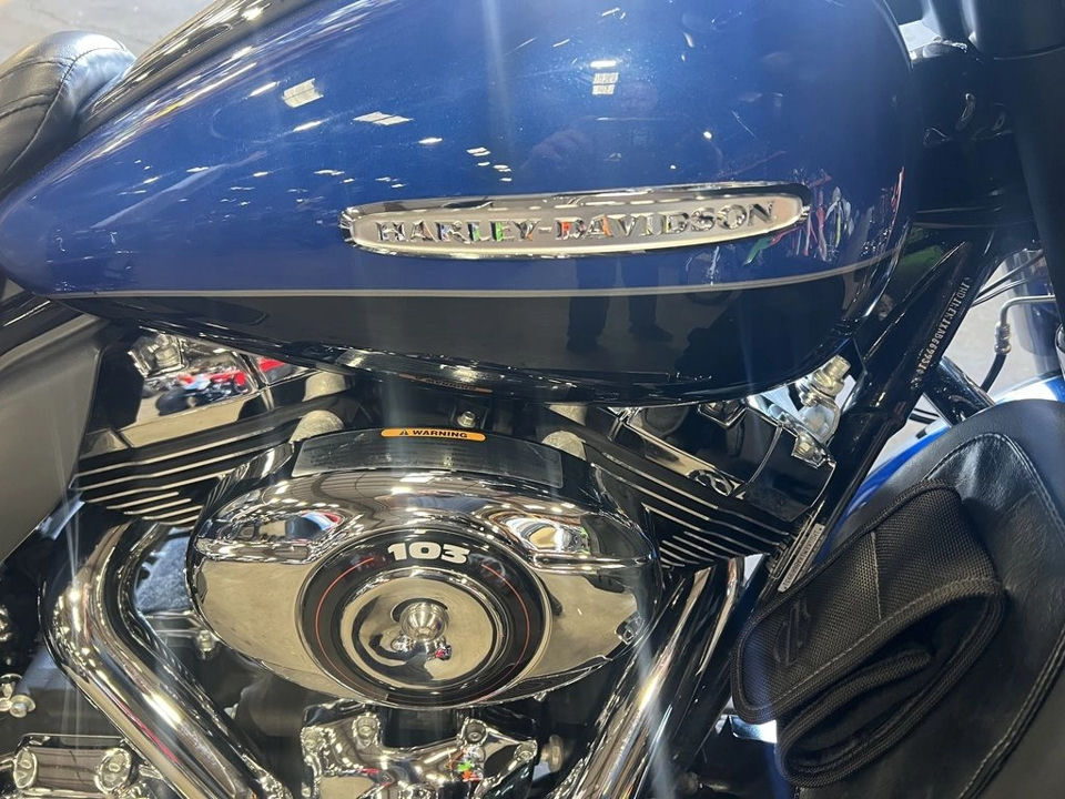 2010 Harley-Davidson FLHTK - Electra Glide® Ultra Limited photo 5
