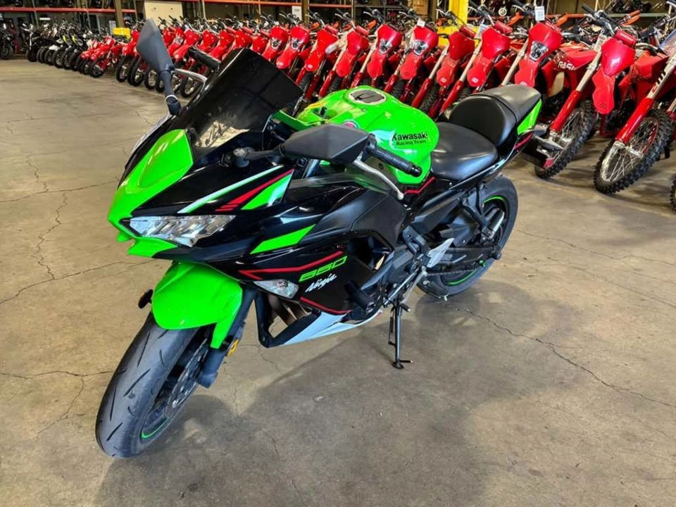 2022 Kawasaki Ninja® 650 KRT Edition photo 2